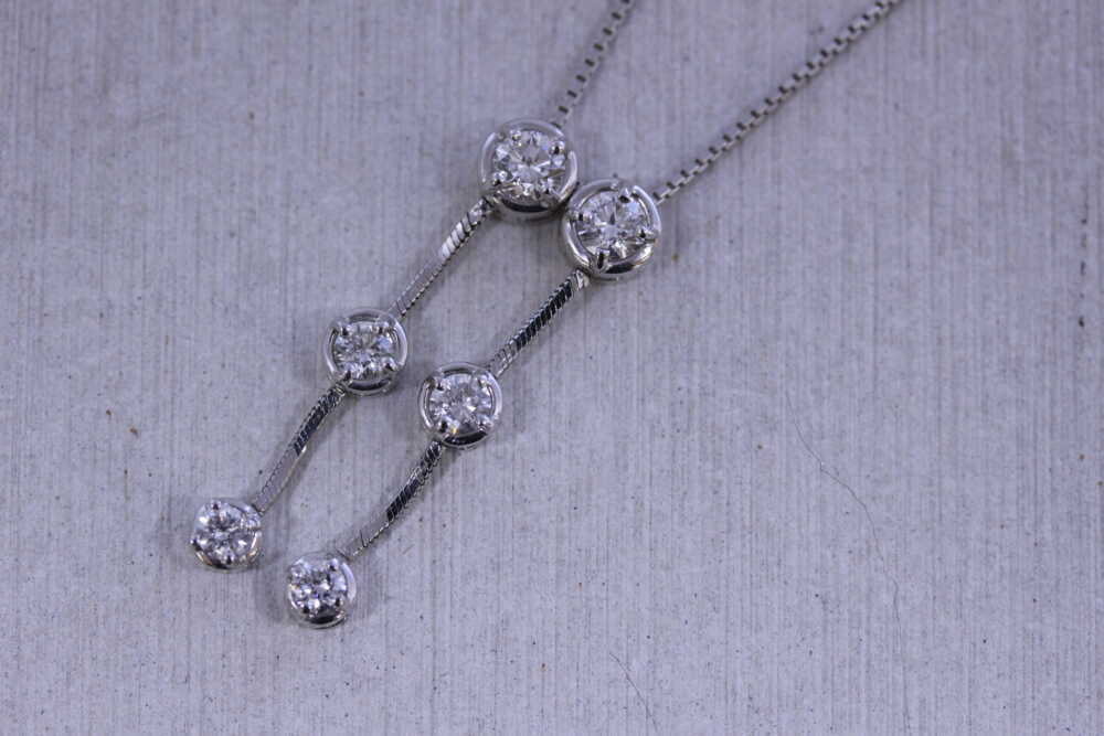 2つに揺れるデザイン普段使いできるように