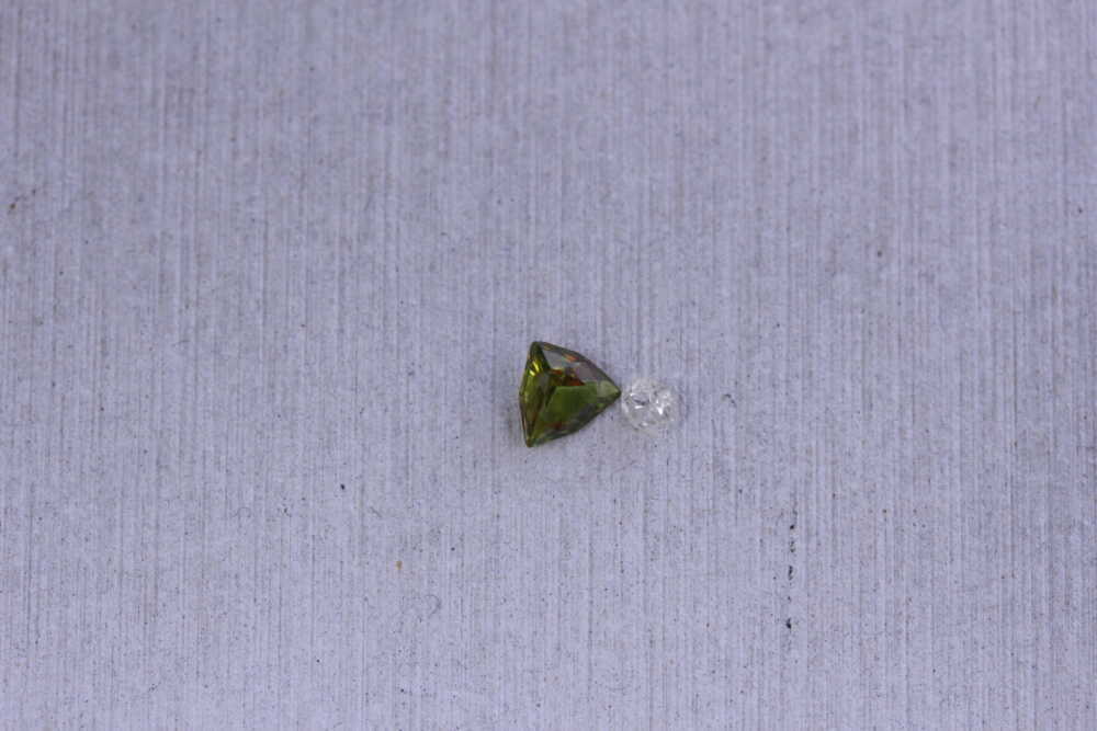 スフェーンの石を片耳用ピアスに