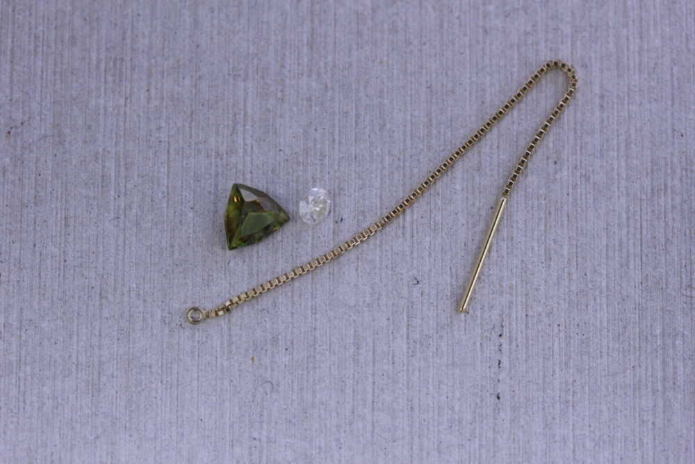 スフェーンの石を片耳用ピアスに