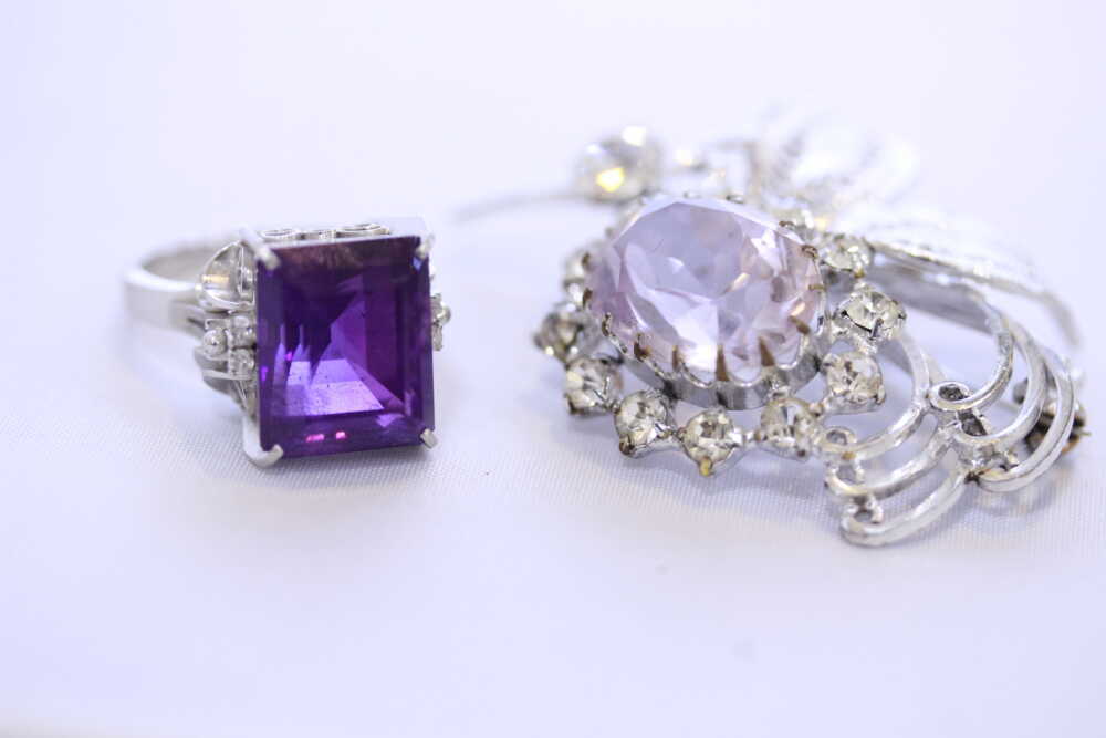アメジストの指輪からピンブローチへと
