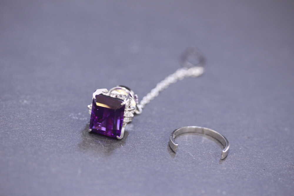 アメジストの指輪からピンブローチへと
