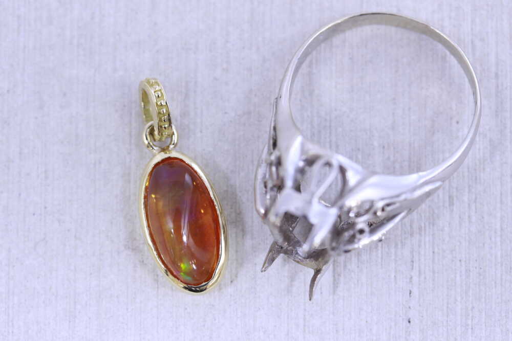 オパールの指輪をネックレストップに