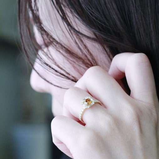 
イエローオレンジダイモンド指輪着画