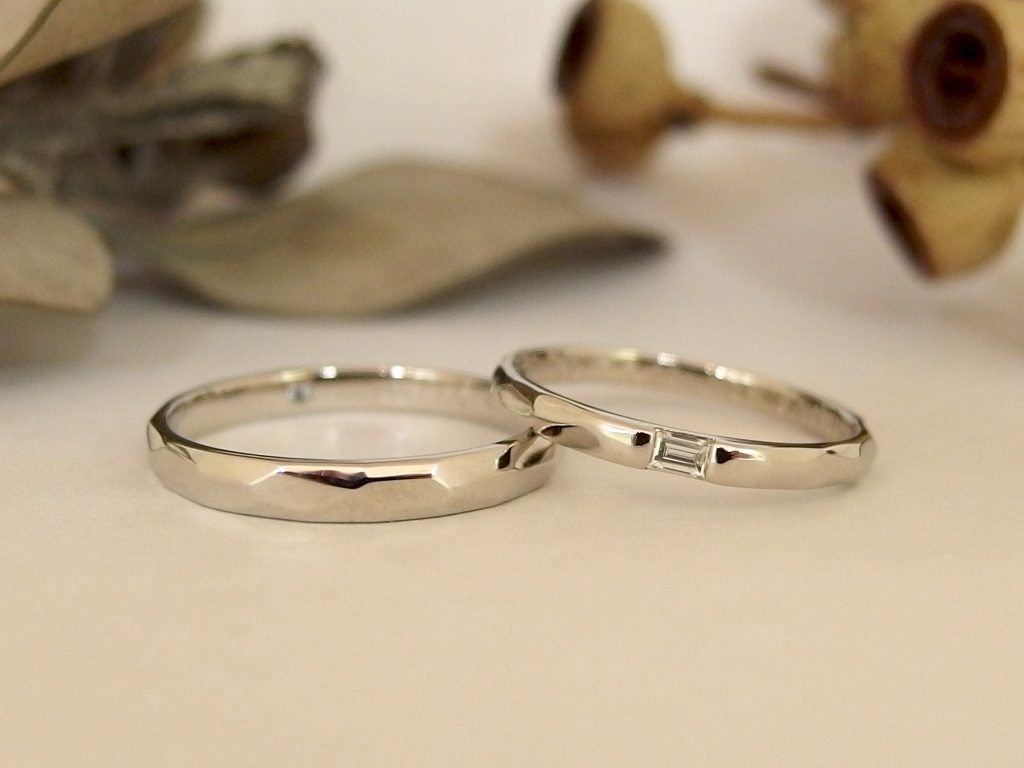 エルドーオリジナルのプラチナで面取り加工の3本セットリング（婚約指輪＋ダイヤ/結婚指輪）『メリア』