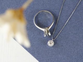婚約指輪がプラチナのネックレスに
