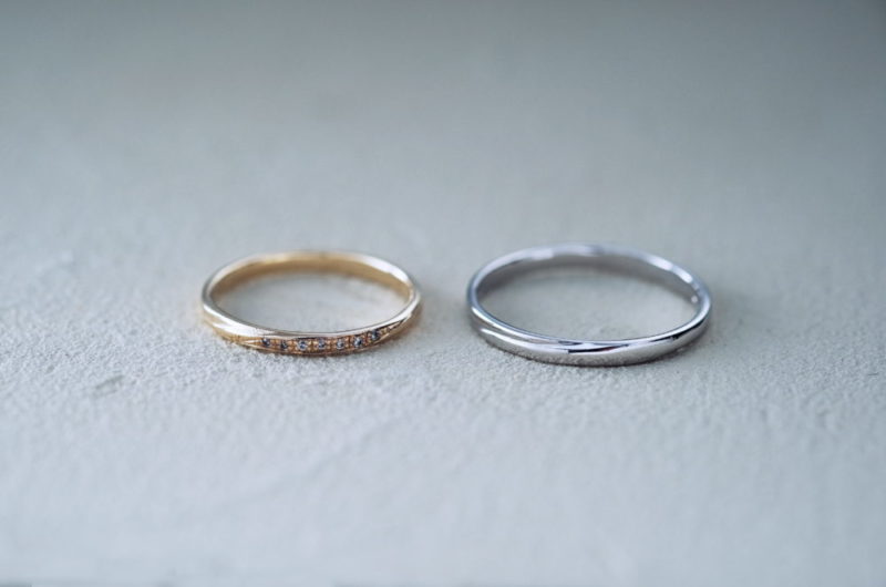 細目で斜めにダイヤの入った結婚指輪