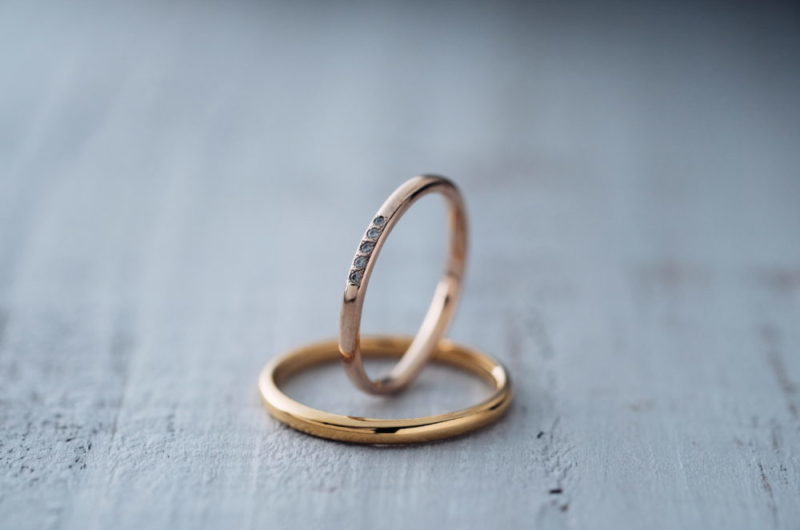 真ん中に小さなダイヤが5石あるエルドーオリジナル結婚指輪