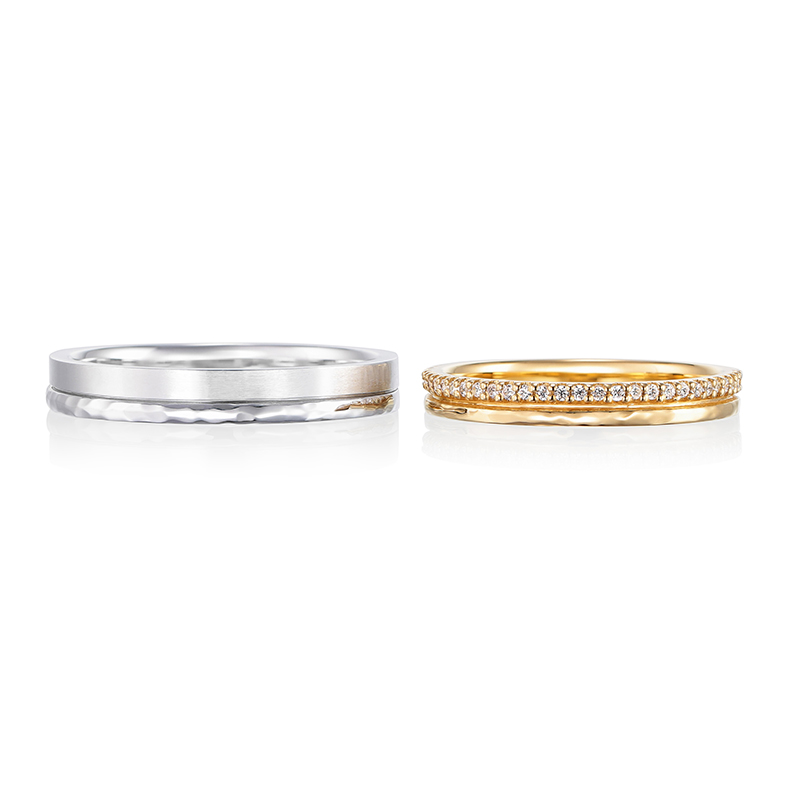 
平行の結婚指輪に寄り添うように入れられた温かみのある槌目模様が個性的な結婚指輪。