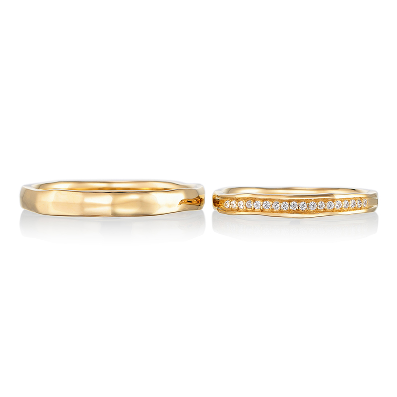 
イエローゴールドのリングに槌目模様をほどこした結婚指輪。温かみのあるデザインが人気の結婚指輪です。