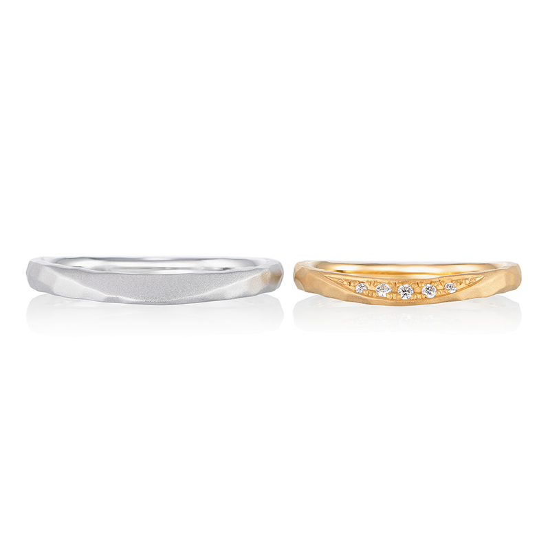
槌目デザインの結婚指輪。緩やかに面取りされた中心部にはマット加工とダイヤモンドをほどこすことで上品な印象に仕上げています。
