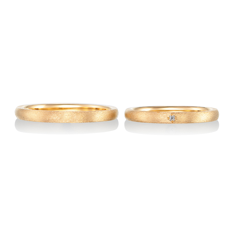
温かみのあるイエローゴールドを使用した結婚指輪。全面に入れられたマット加工が落ち着いた印象を与えます。
