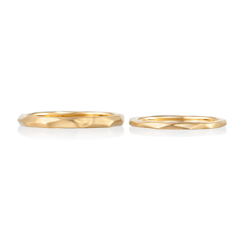 深みのあるイエローゴールドを使用した結婚指輪。ランダムに入れられたカットデザインが柔らかく輝きます。