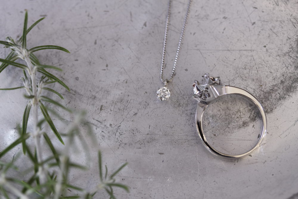 昔購入した指輪のダイヤを使ってプラチナのシンプルなデザインへと